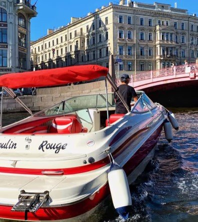 Идеальное приключение на воде: прокат катера с капитаном в Санкт-Петербурге